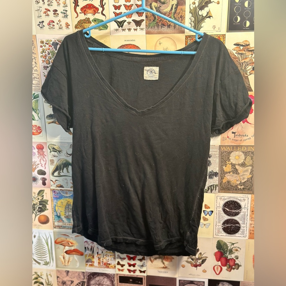 Size medium American eagle black v/scoop neck. Basic tee. Good condition